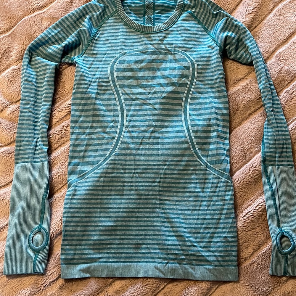 Lululemon Swiftly Tech Long Sleeve Shirt size 4 in blue stripes